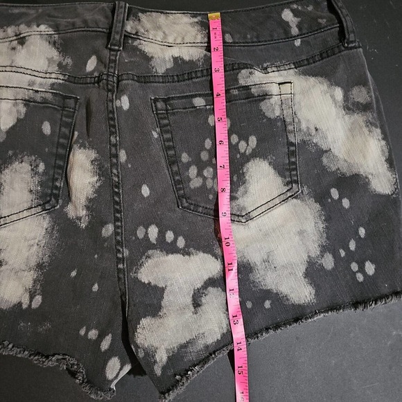 TORRID SHORTS WOMEN'S SIZE 16 BLACK SPLATTER 3.5 Inch Mid Rise 5 Pocket Sold Out - Picture 9 of 10